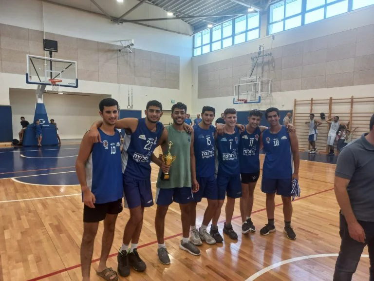 Be'er Ganim players, with their medals