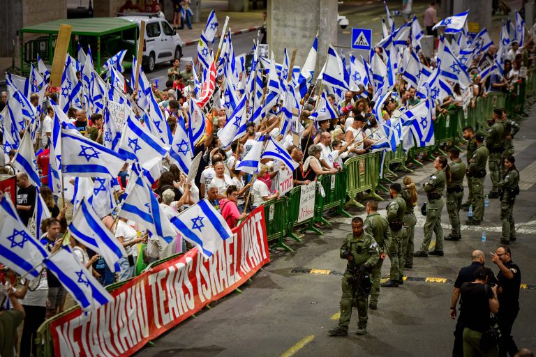 Demonstrators against Netanyahu at Ben Gurion Airport