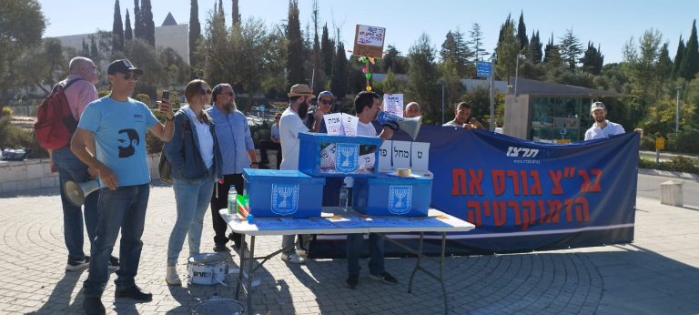 The demonstration in front of the hearing at the High Court