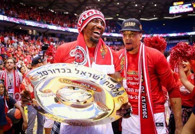 Amar'e Stoudemire with the championship plate