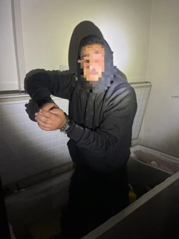 The illegal resident caught in the refrigerator