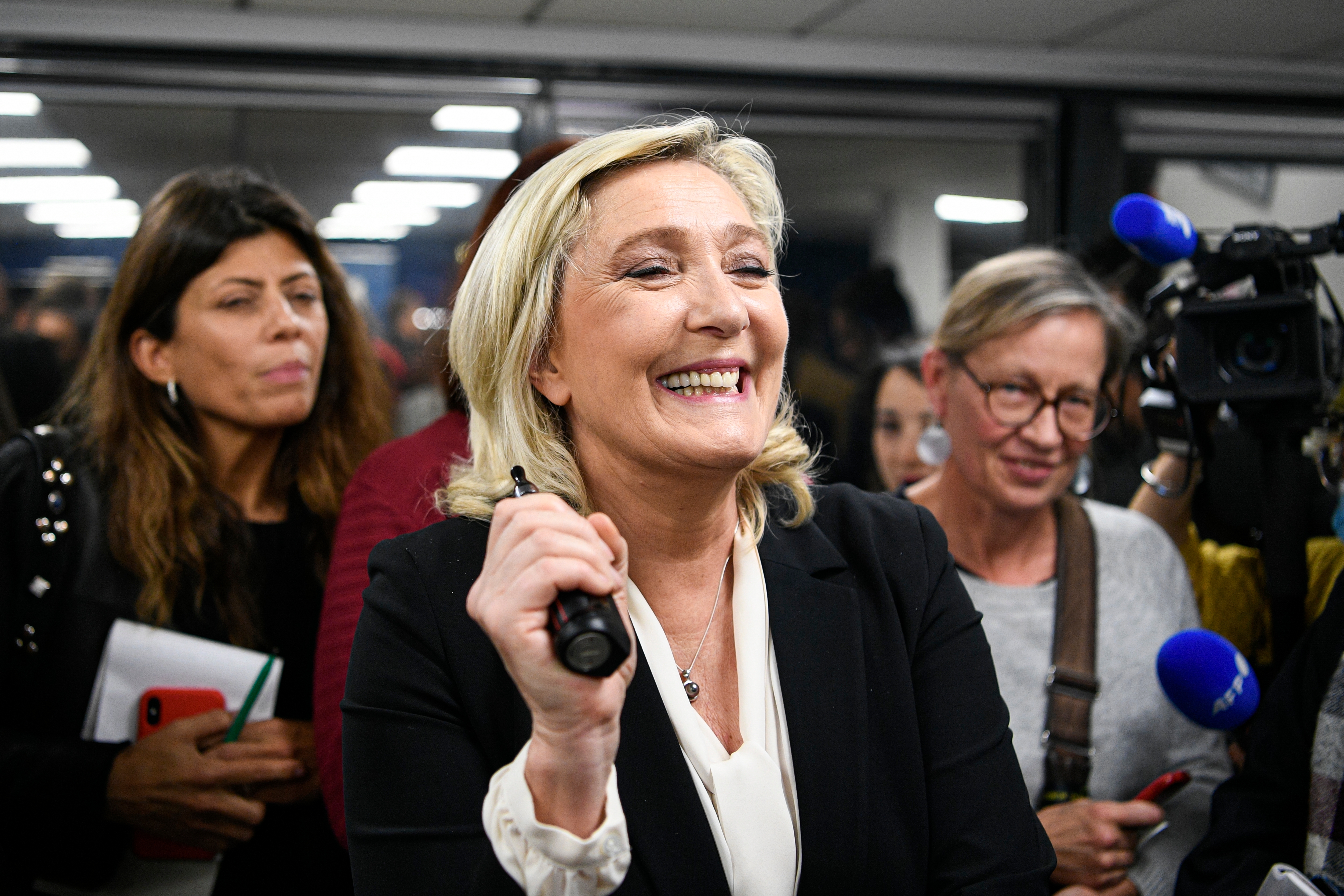 French elections: Left-wing candidates pull out all the stops to curb the radical right