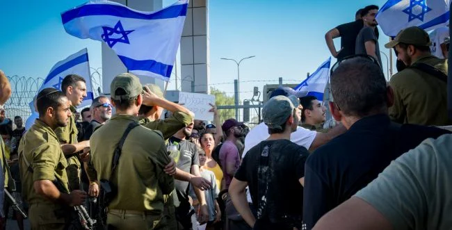 Protests at Sde Teiman after IDF reservists arrested