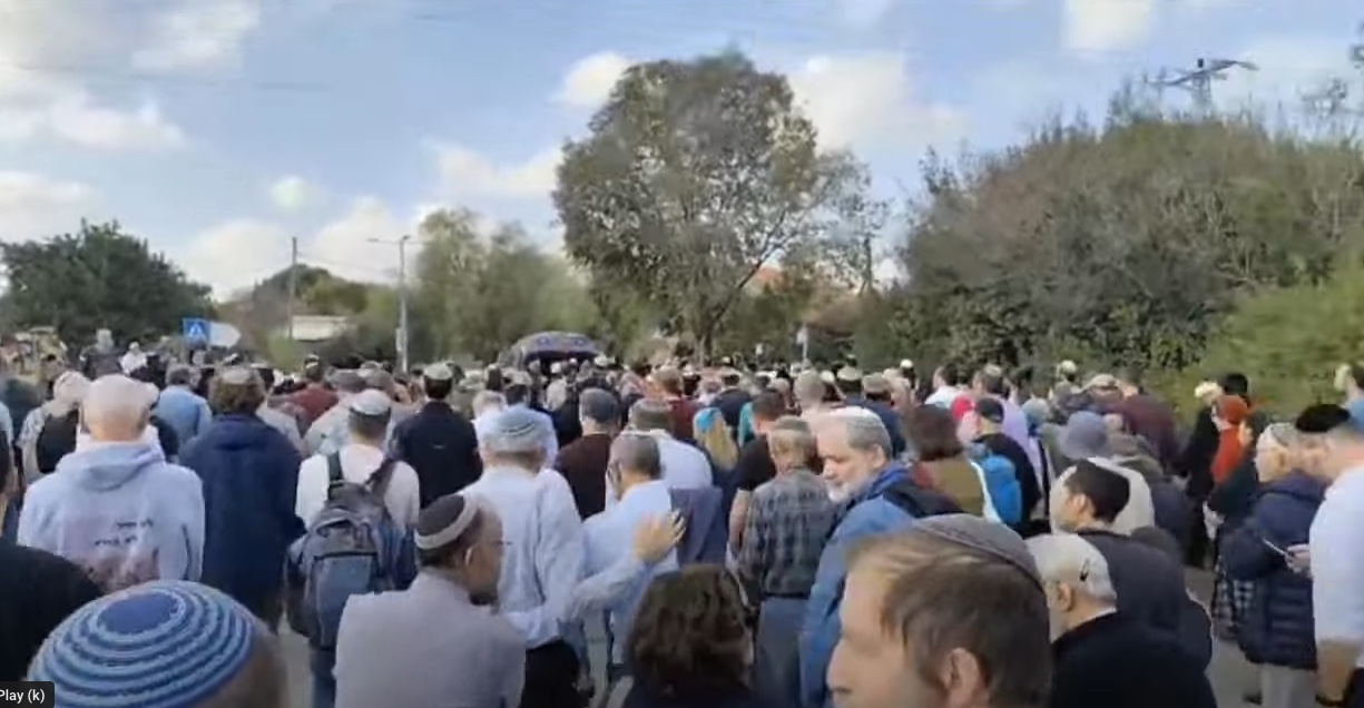 Thousands of mourners pay their respect to Zeev Erlich