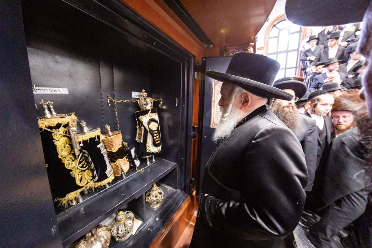 IN COLOR: For the first time in 10 years, Bobov Rebbe visits Lakewood