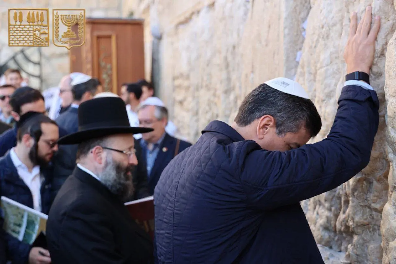 Santiago Peña at the Kotel