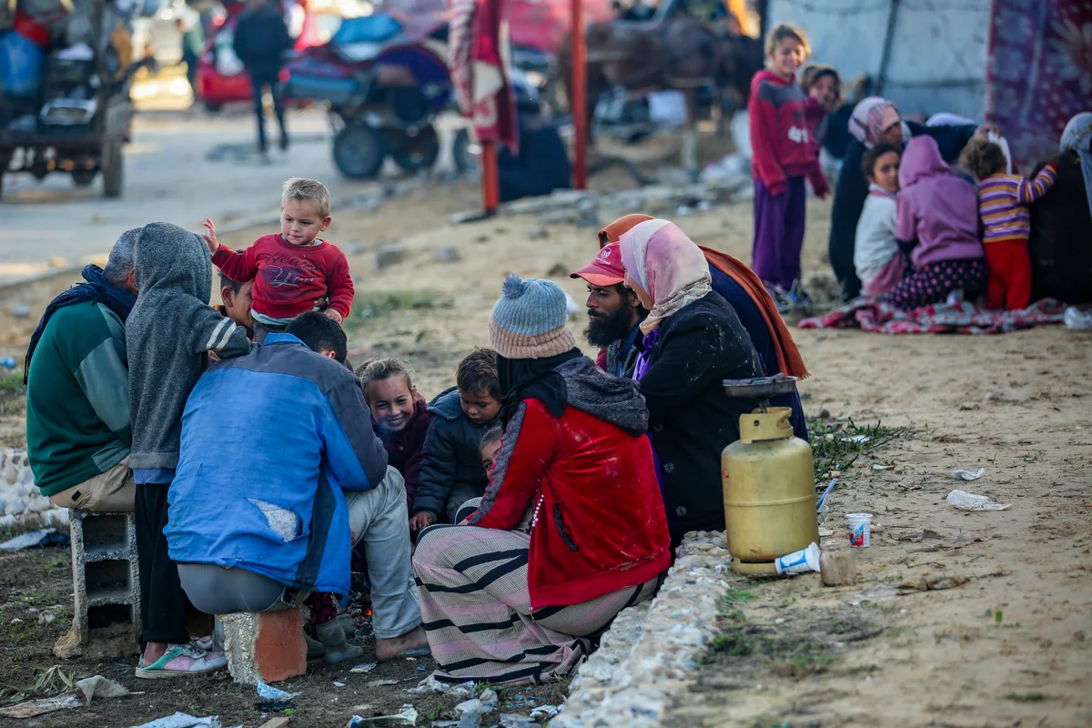 WATCH: Crazy scenes of chaos as thousands of Gazans wait for Netzarim Crossing to open