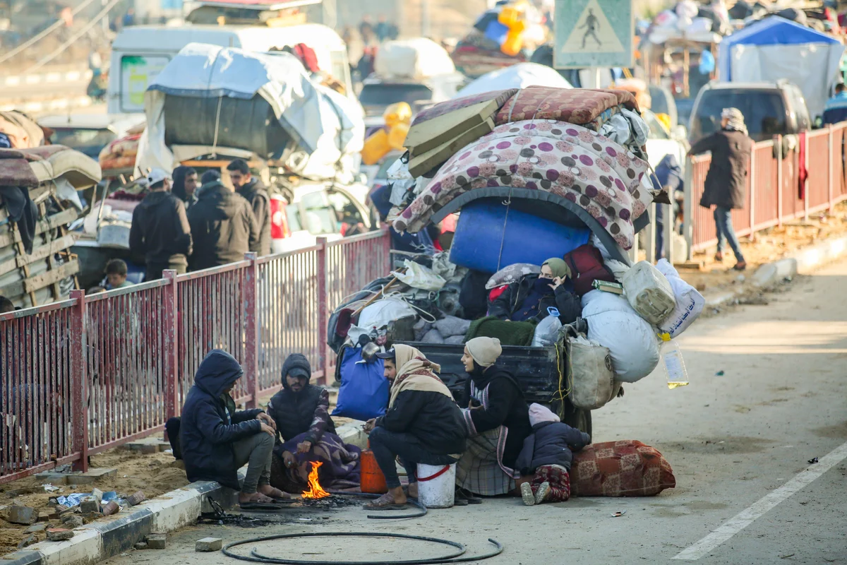 WATCH: Crazy scenes of chaos as thousands of Gazans wait for Netzarim Crossing to open