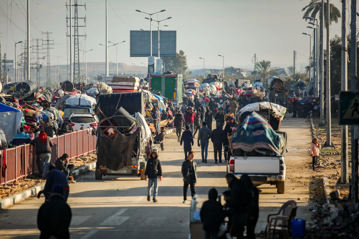 WATCH: Crazy scenes of chaos as thousands of Gazans wait for Netzarim Crossing to open
