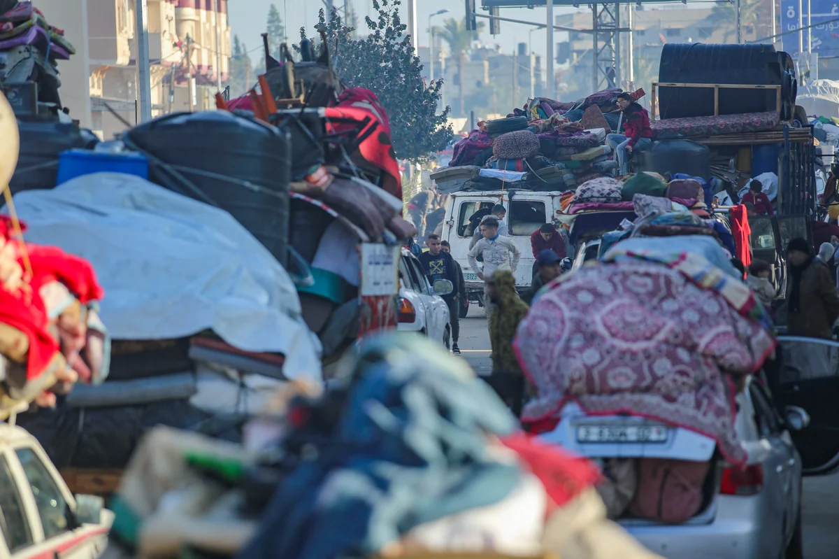 WATCH: Crazy scenes of chaos as thousands of Gazans wait for Netzarim Crossing to open