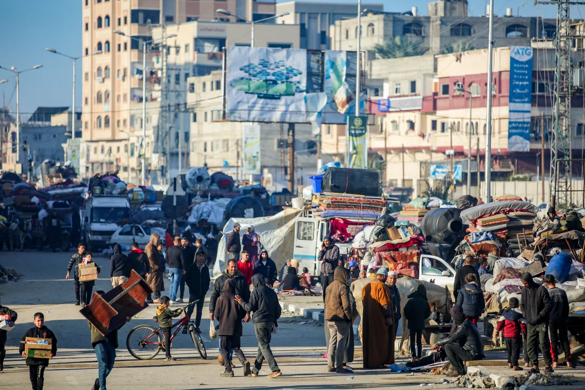 WATCH: Crazy scenes of chaos as thousands of Gazans wait for Netzarim Crossing to open
