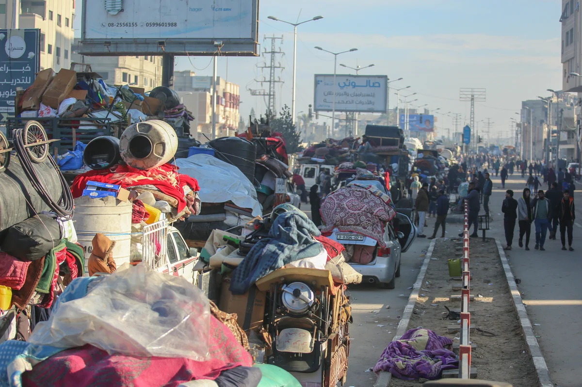 WATCH: Crazy scenes of chaos as thousands of Gazans wait for Netzarim Crossing to open
