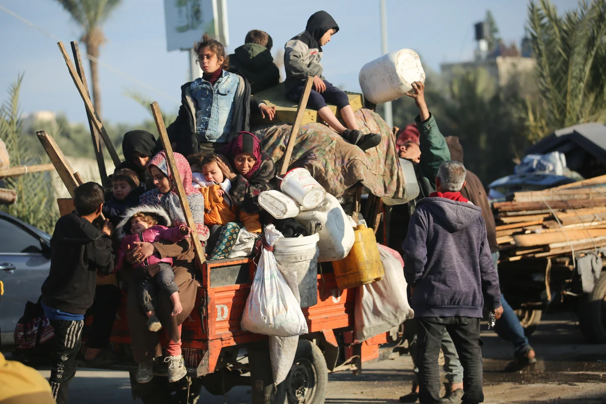 WATCH: Crazy scenes of chaos as thousands of Gazans wait for Netzarim Crossing to open