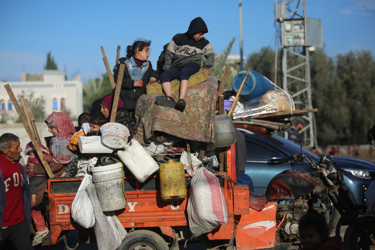 WATCH: Crazy scenes of chaos as thousands of Gazans wait for Netzarim Crossing to open