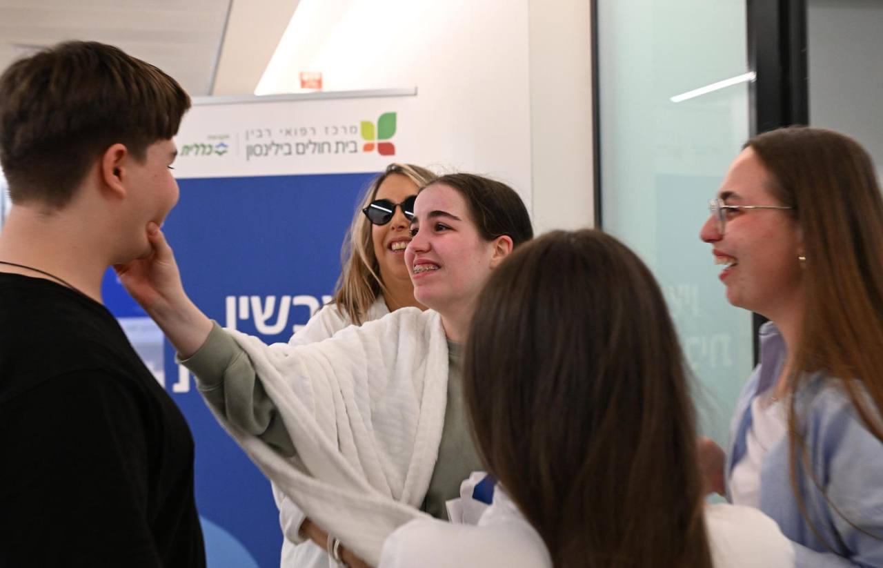 WATCH: Agam Berger breaks down when she sees her brother, "You're so tall, as tall as dad!"