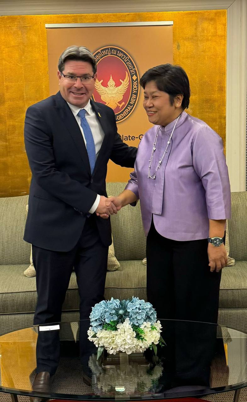 Israeli New York Consul General Ofir Akunis and Thai Consul General Somjai Taphaopong.