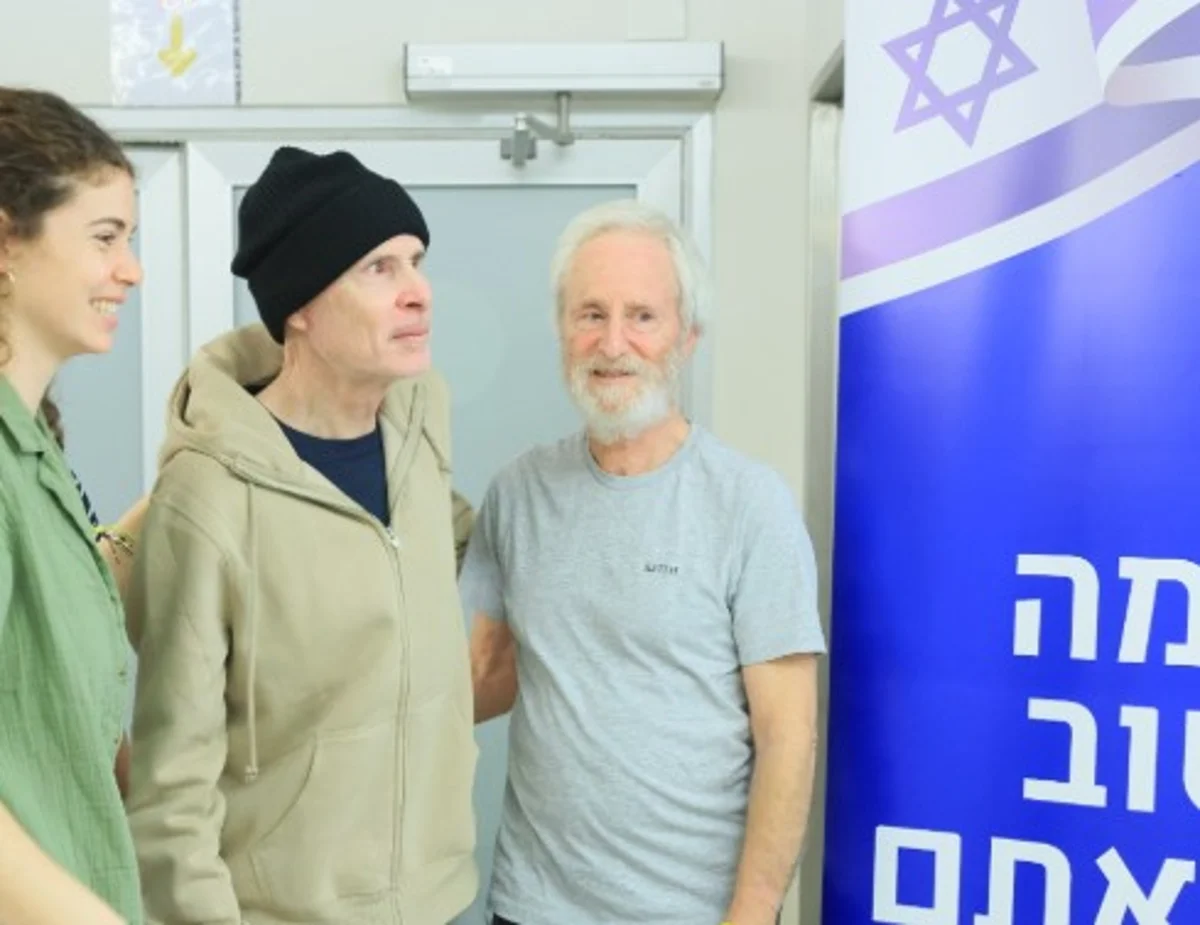 WATCH: Hostage Keith Siegel embraces his family – for the first time in 484 days