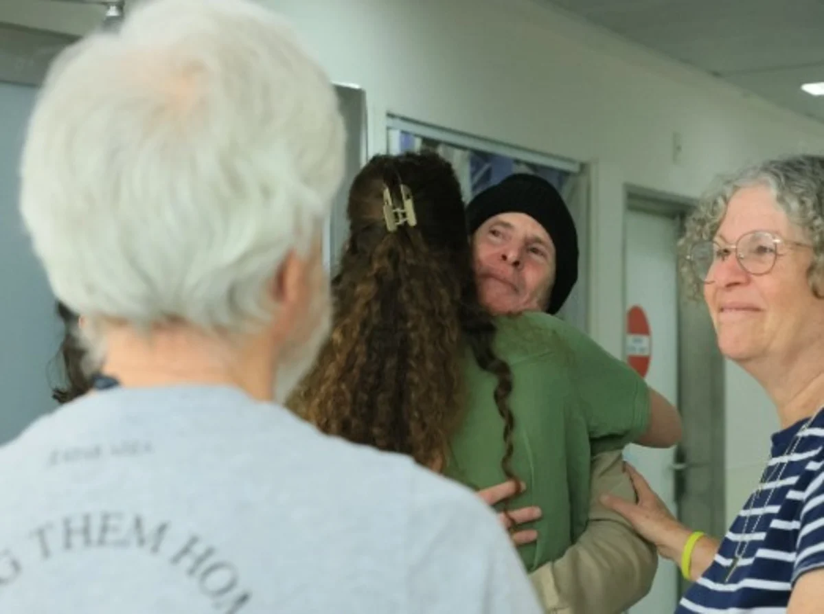 WATCH: Hostage Keith Siegel embraces his family – for the first time in 484 days