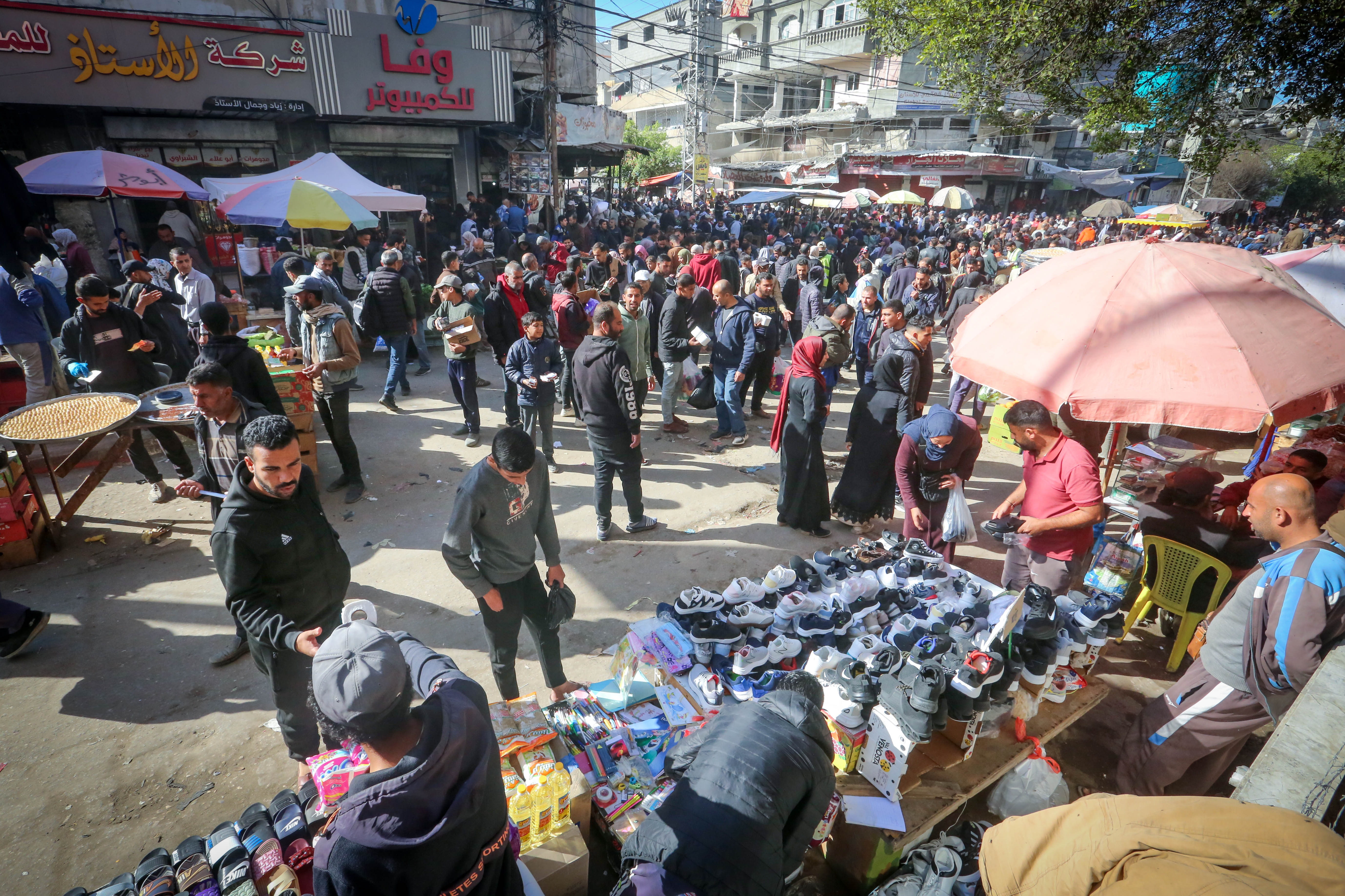 Bustling market in Gaza