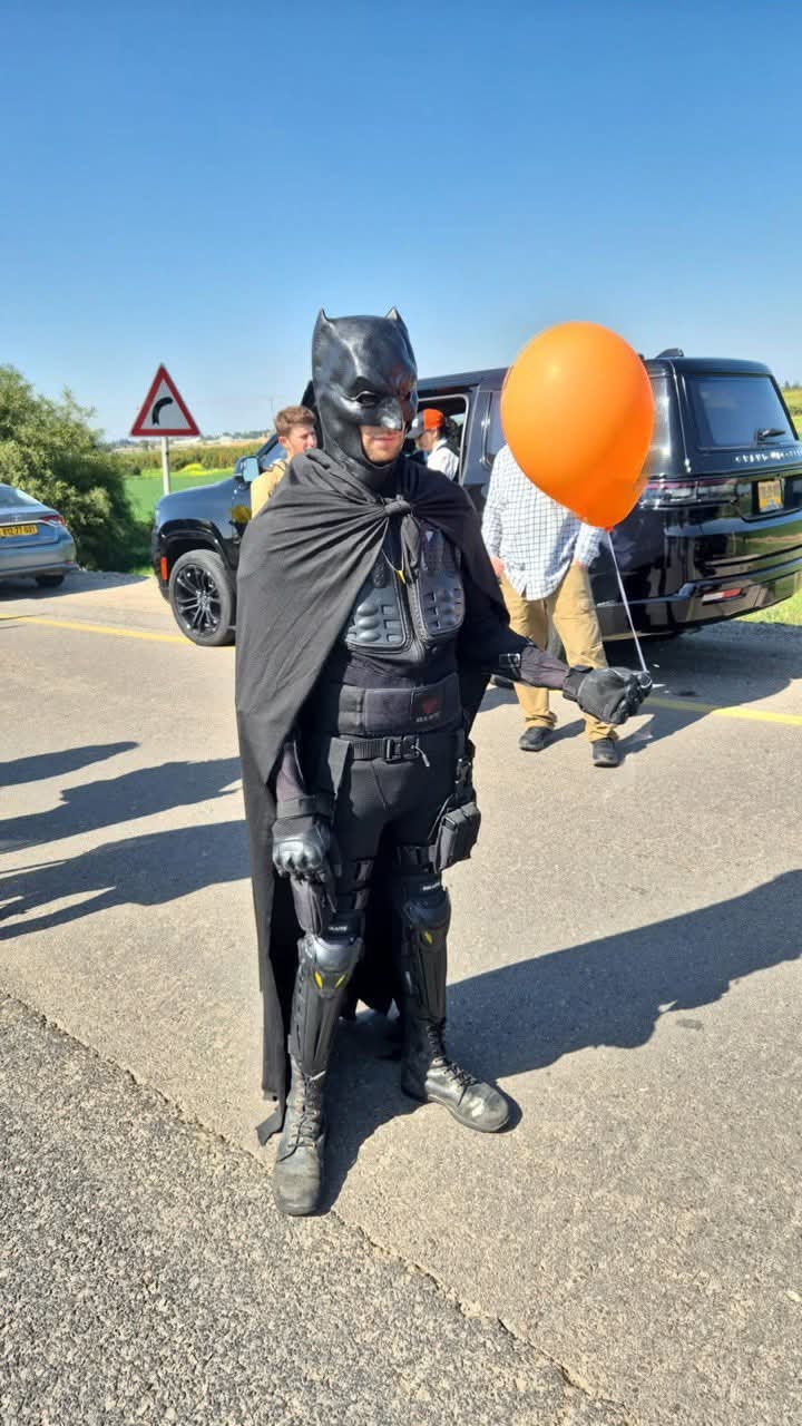 In the costume of the character Ariel loved most: A citizen pays final respects at Sa'ar Junction.