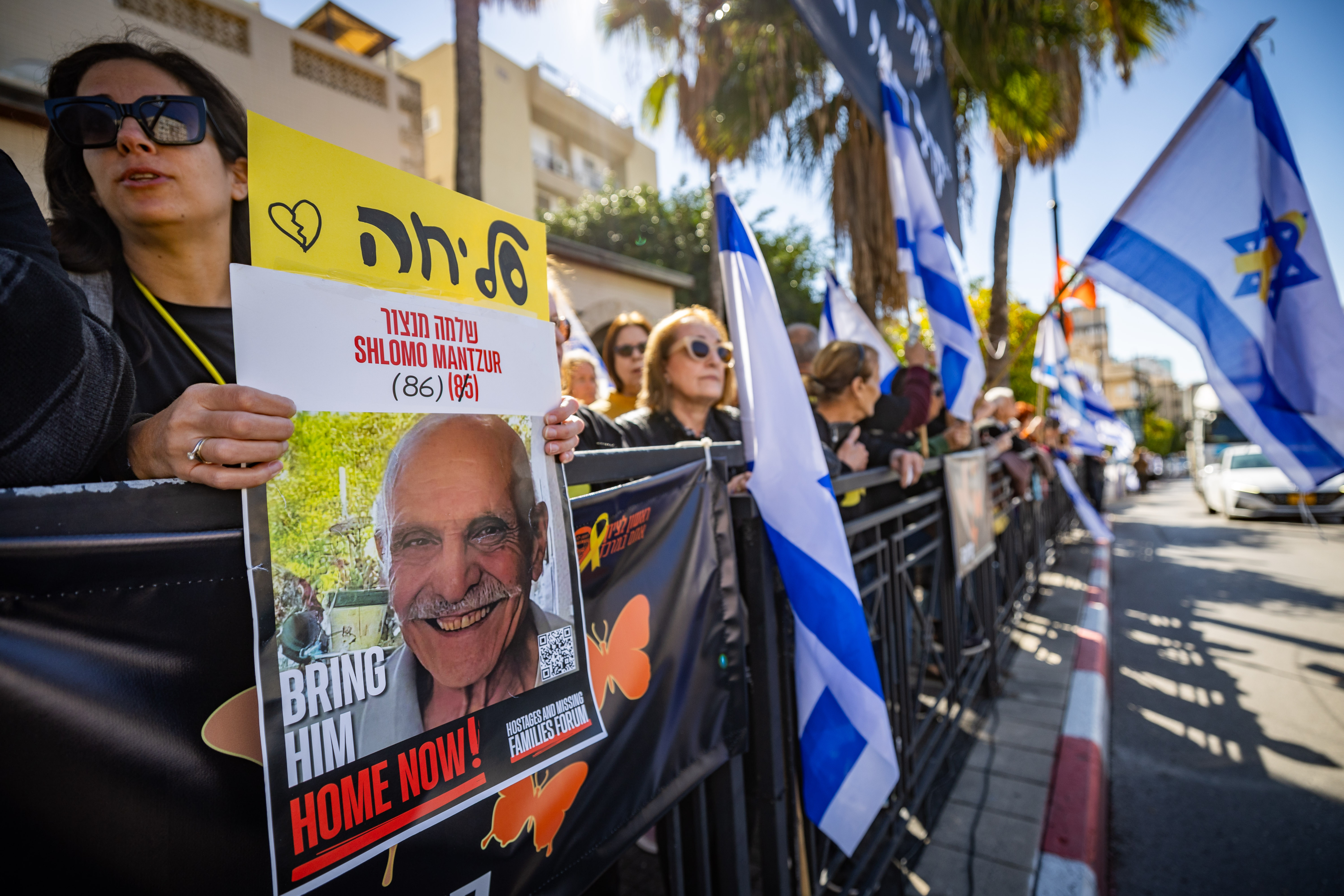 People pay their respects during the funeral service of late Israeli hostage Shlomo Mantzour