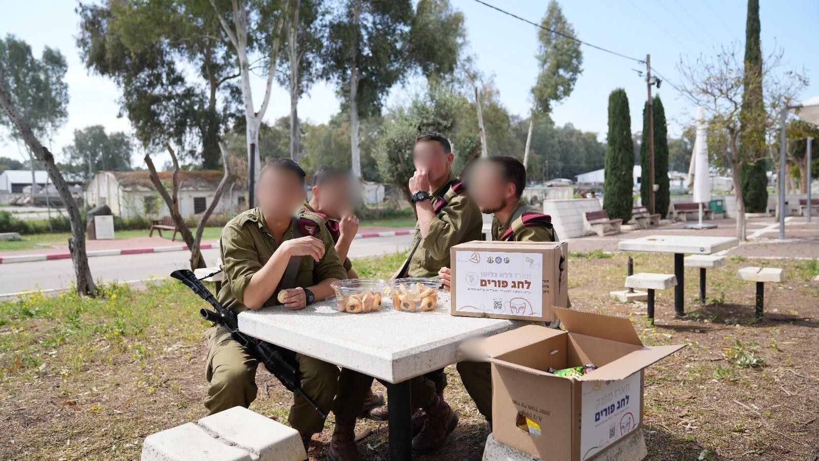 Soldiers receiving their purim packpages