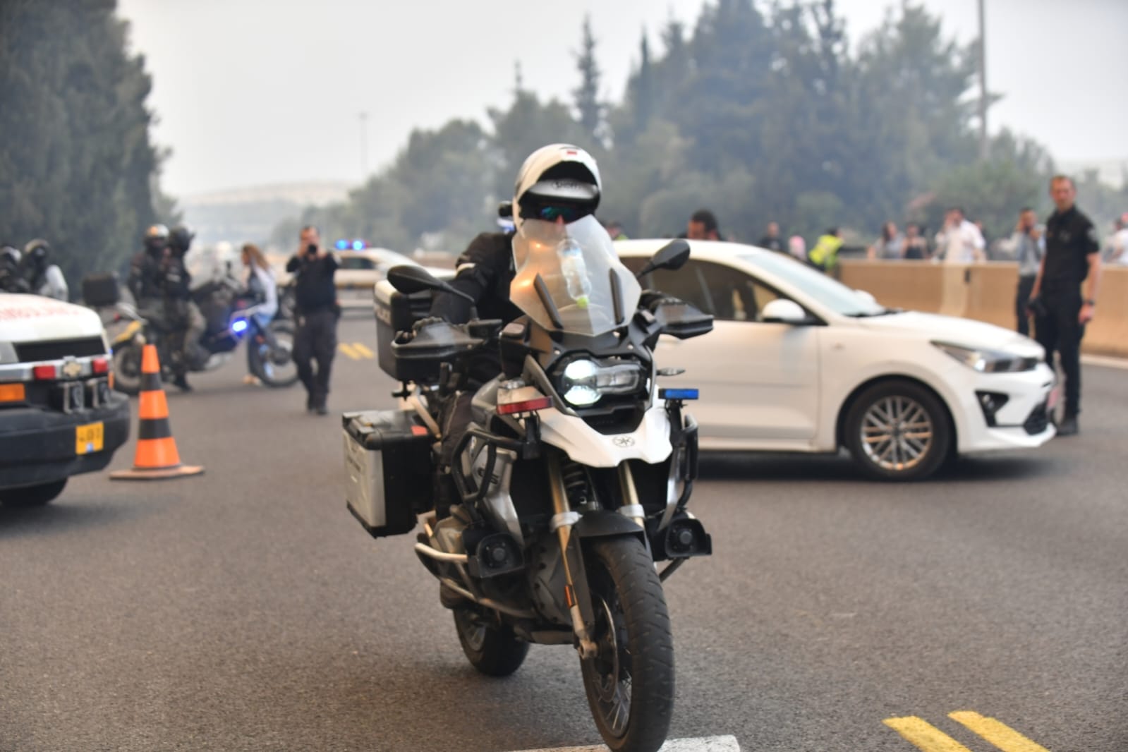 Police evacuating civilians from the fire 