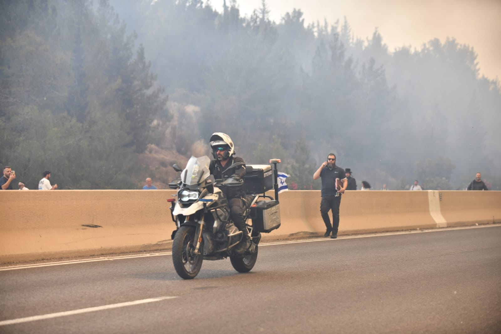 Police evacuating civilians from the fire 