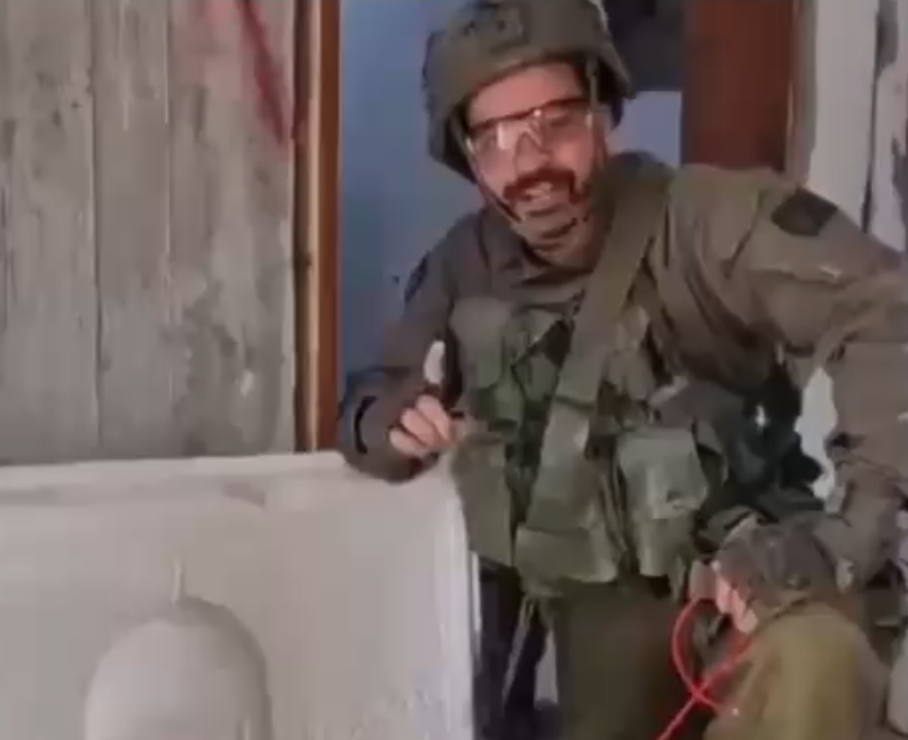 IDF soldier near image of al-Aqsa.