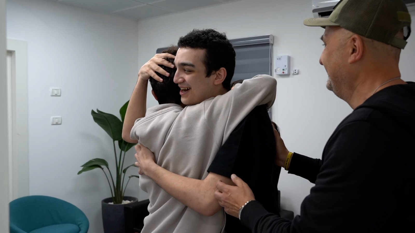 WATCH: Hostage Edan Alexander finally reunites with his family after 19 months in hell