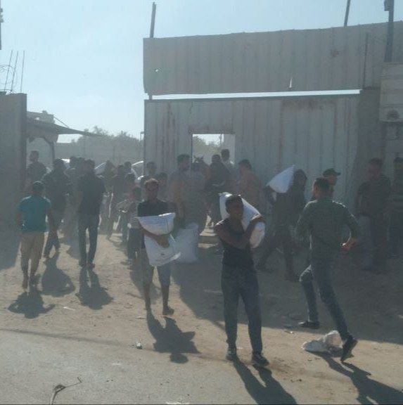 Gazans mobbing warehouse.