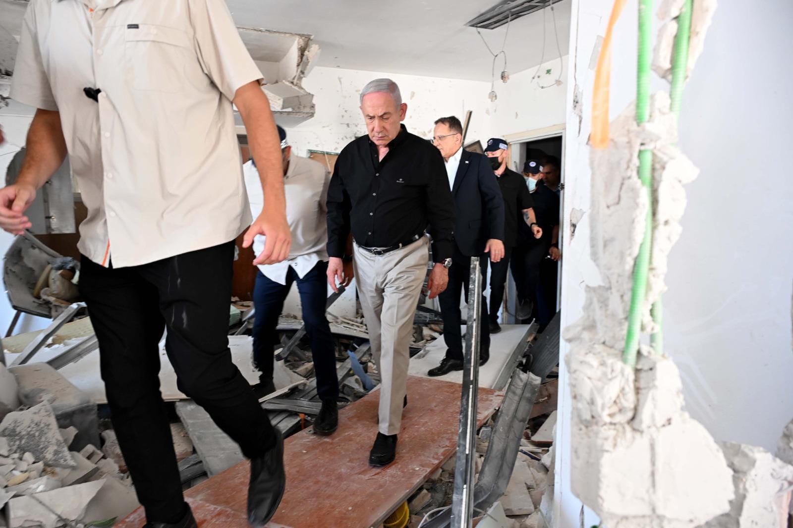 Netanyahu Visits Missile Strike Site in Bat Yam | WATCH