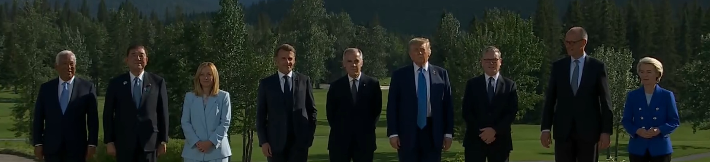 G7 "family photo"