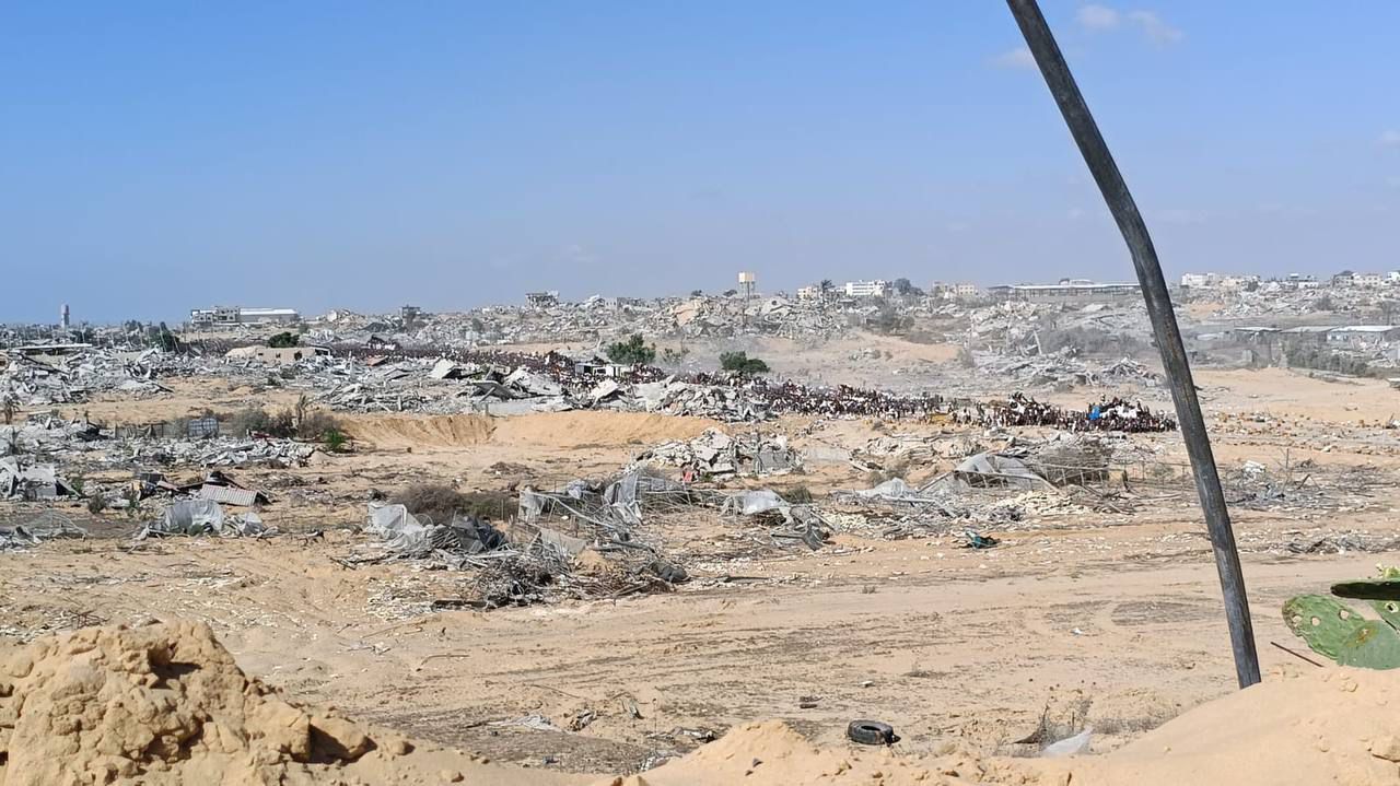 Gazans loot aid trucks near IDF soldiers, 5 August 2025