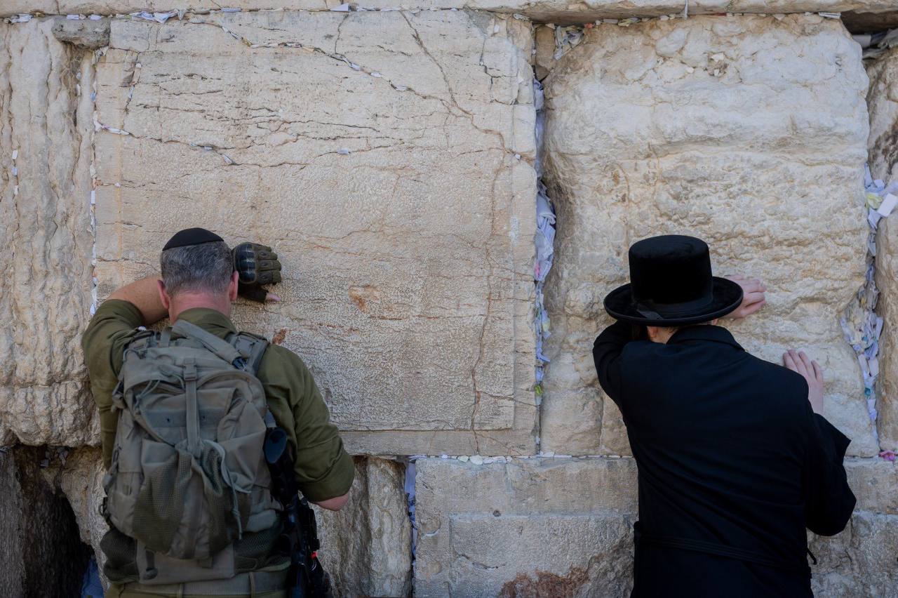 Ultra orthodox jewish soldiers from the Hasmonean Brigade take part in a beret march after completing seven months of basic and advanced training, at the Western Wall in Jerusalem's Old city on August 6, 2025. 