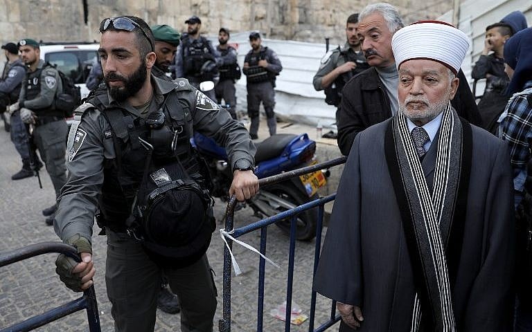 Border Police officer blocks Grand Mufti Muhammad Ahmad Hussein from entering the Temple Mount