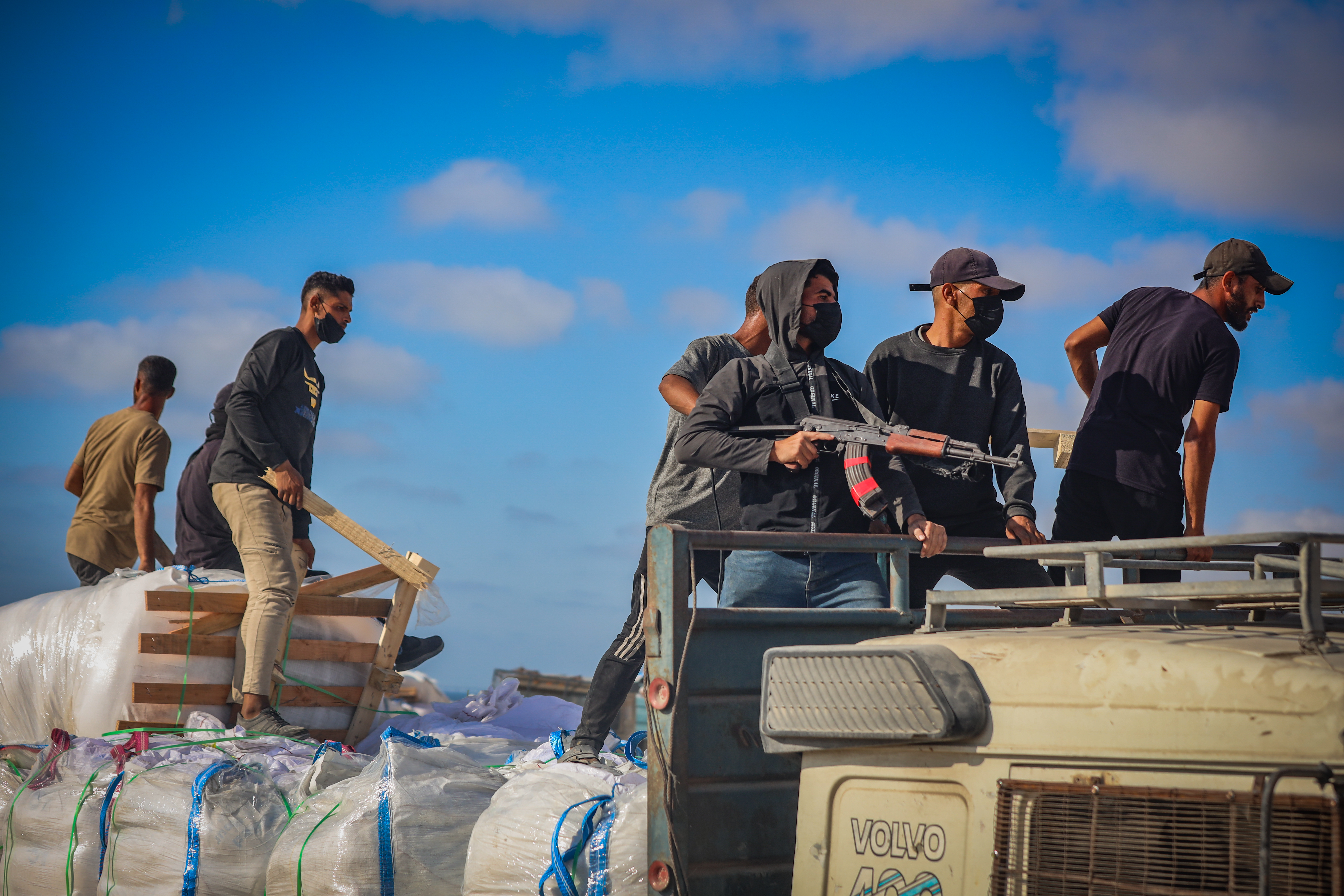 Armed groups stealing humanitarian aid.