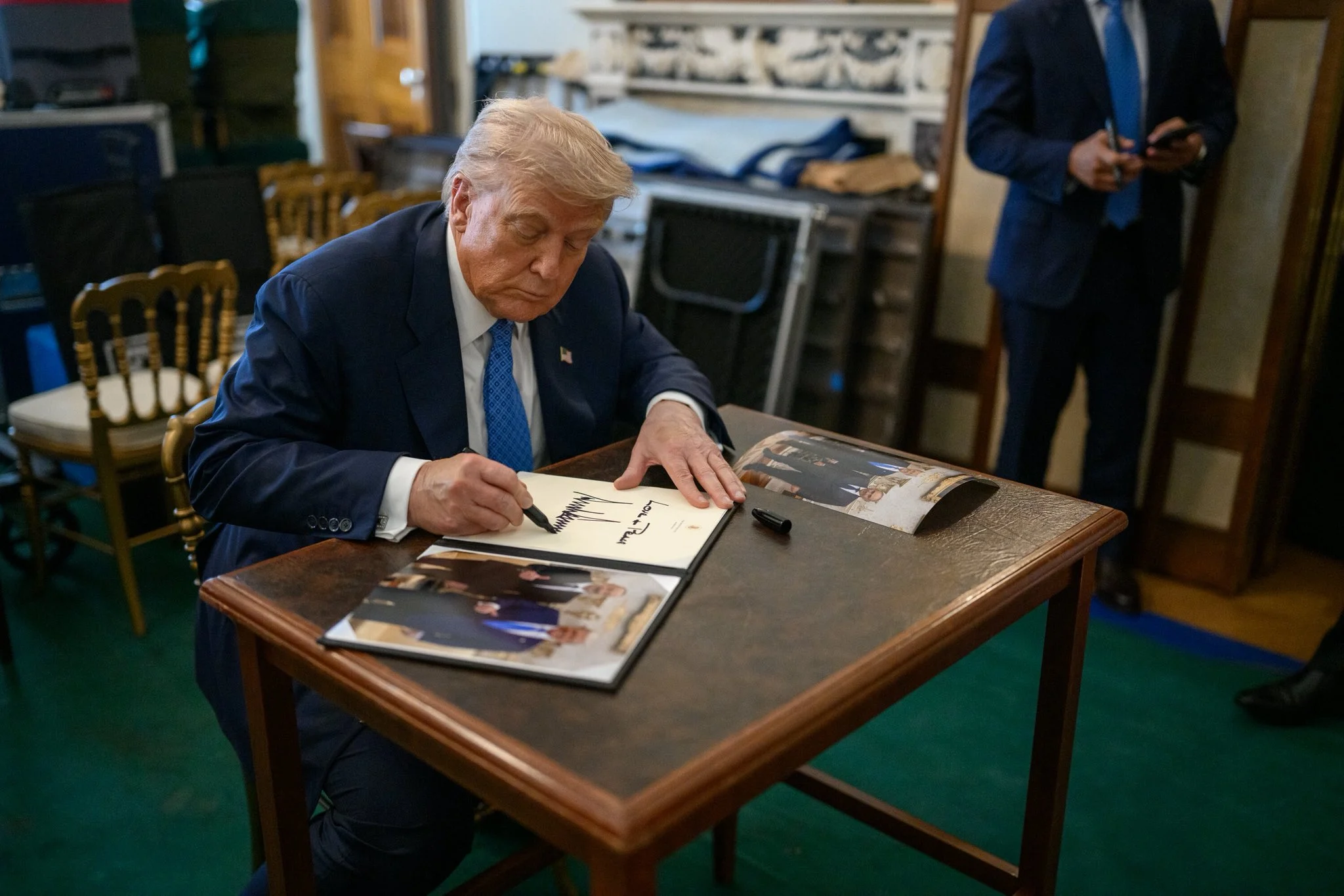 Trump signs the peace agreement between Armenia and Azerbaijan