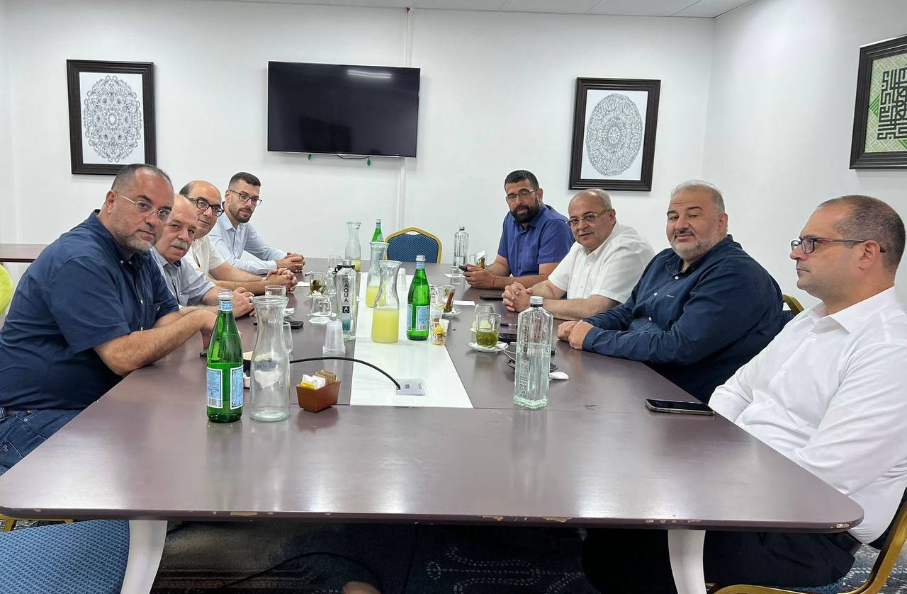 Arab political leaders discussing reuniting.