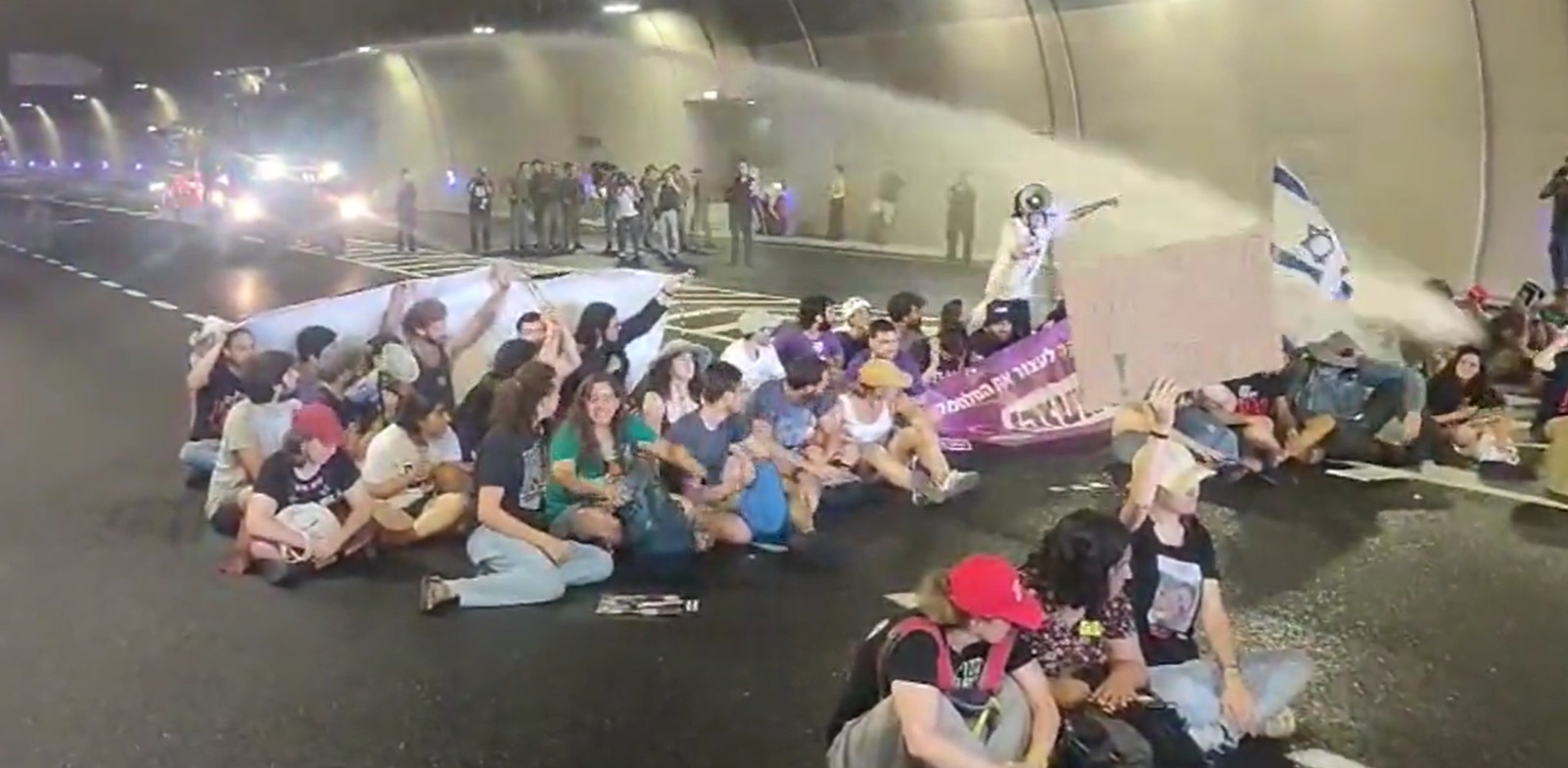 Police waters the ones protesting in Jerusalem 