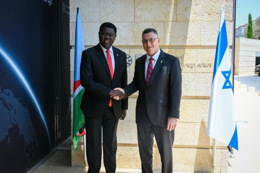 Foreign Minister Gideon Sa’ar and South Sudan’s Foreign Minister, Monday Semaya Kumba