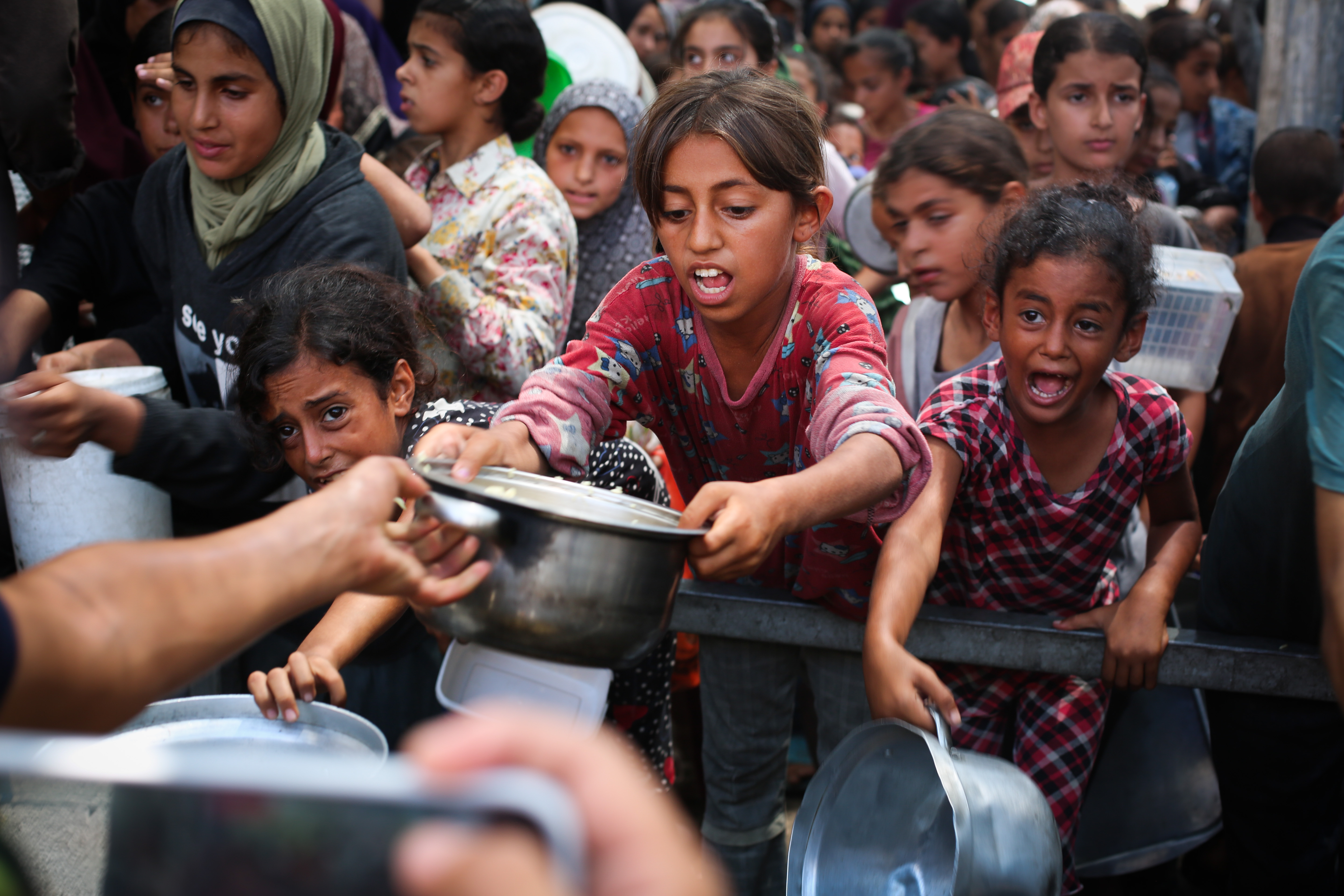 Gazan children getting food