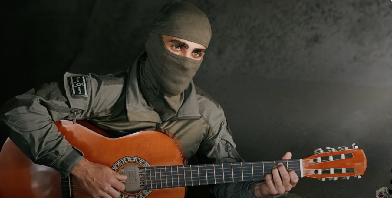 "M", the mysterious singer