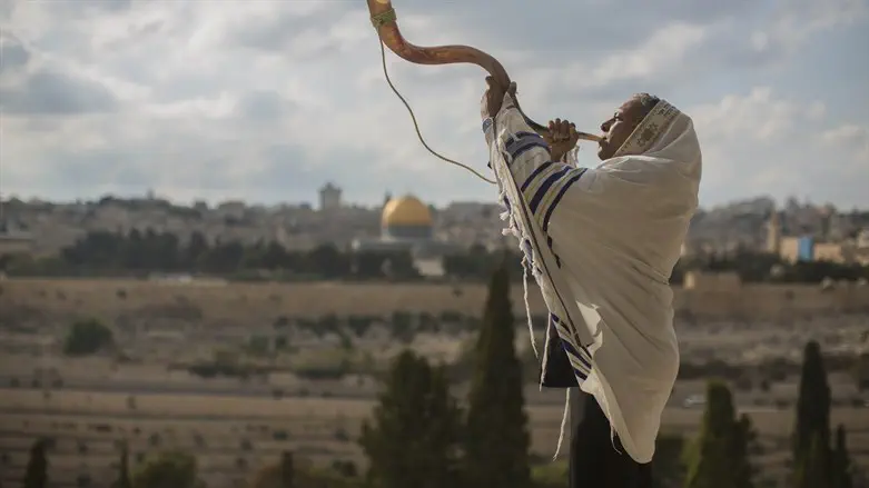Jews praying on Temple Mount during Tishrei holidays