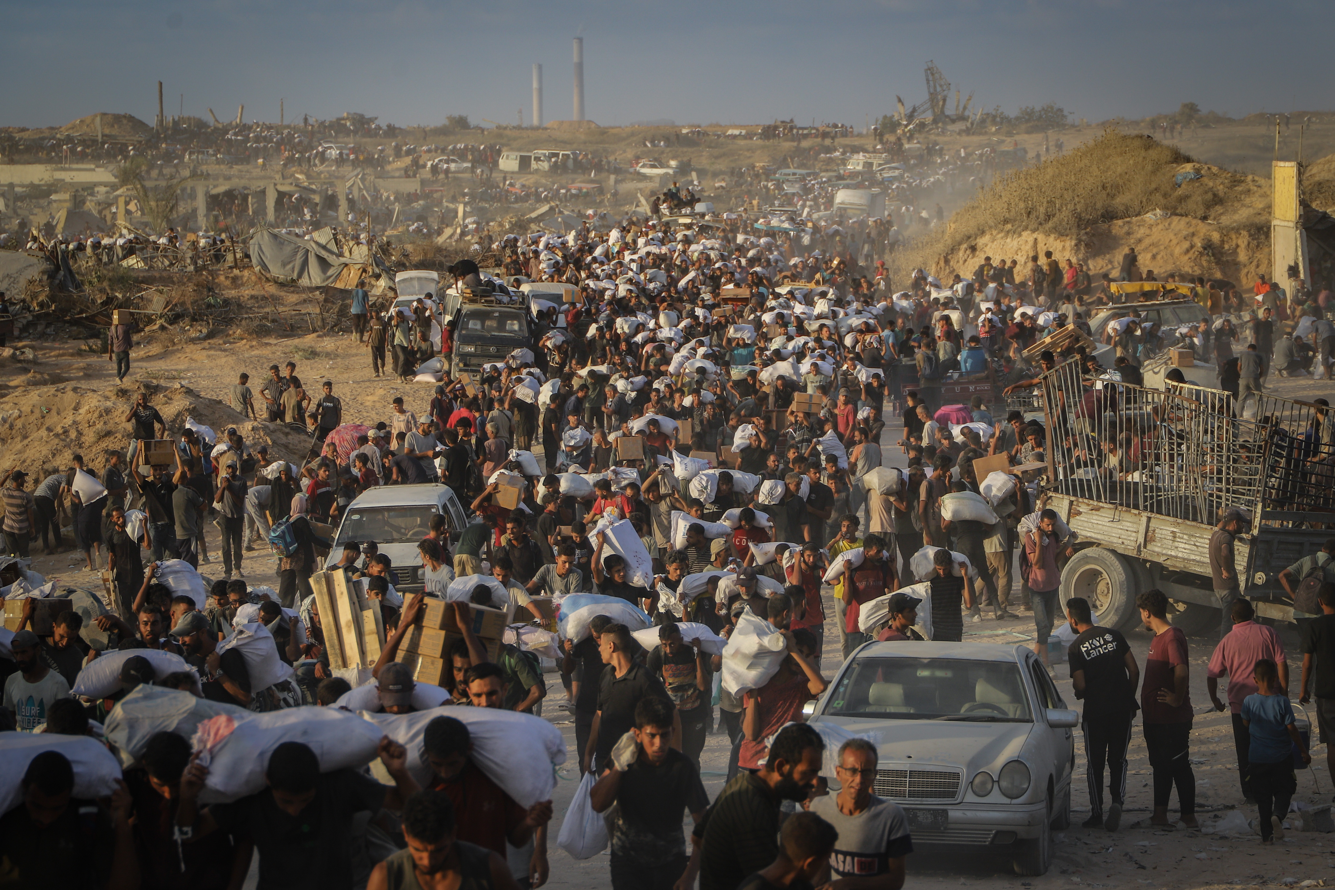 Palestinians bringing in aid.