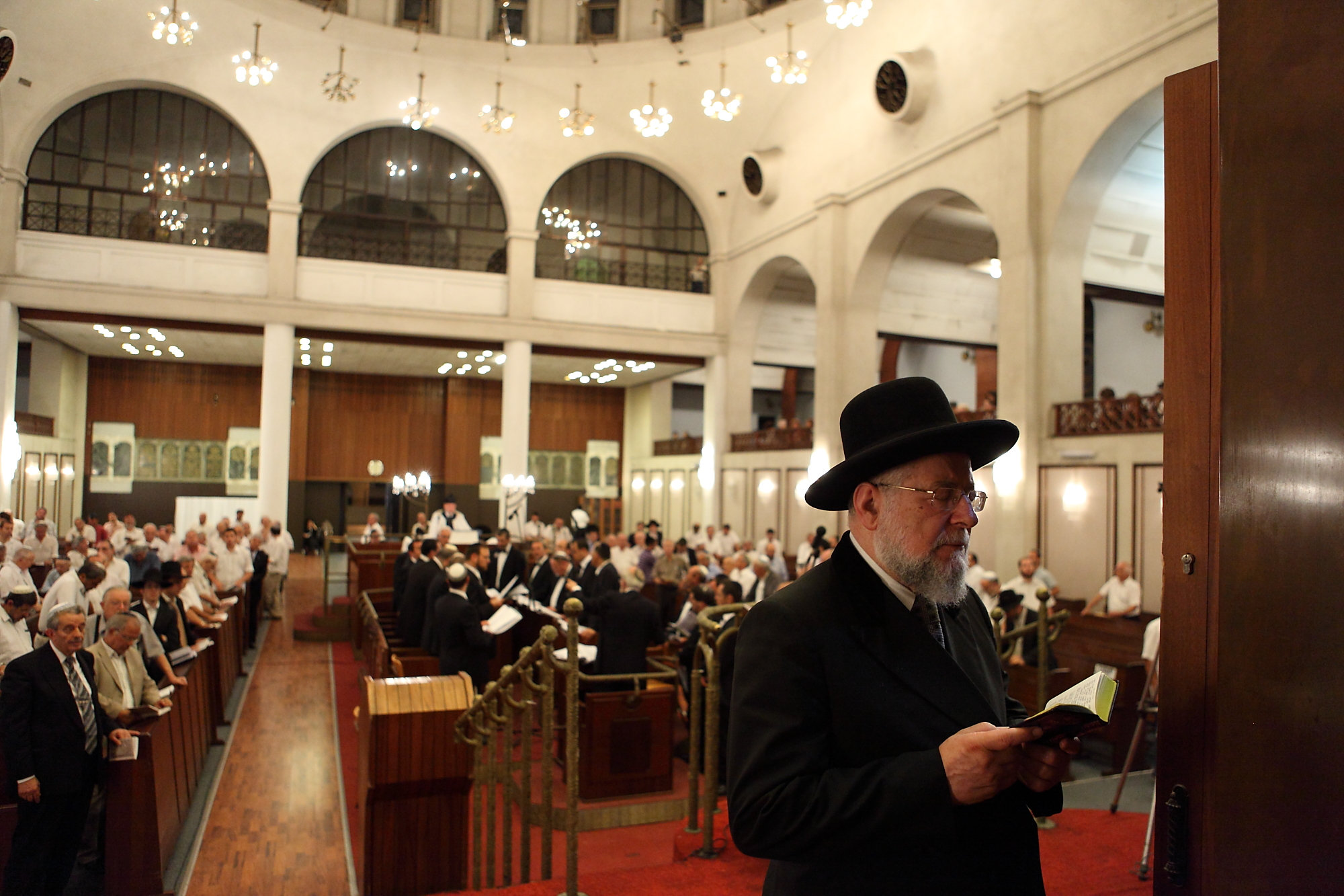 (Ex)Chief Rabbi Israel Meir Lau leads the prayer at the great synagogue in Tel aviv. 