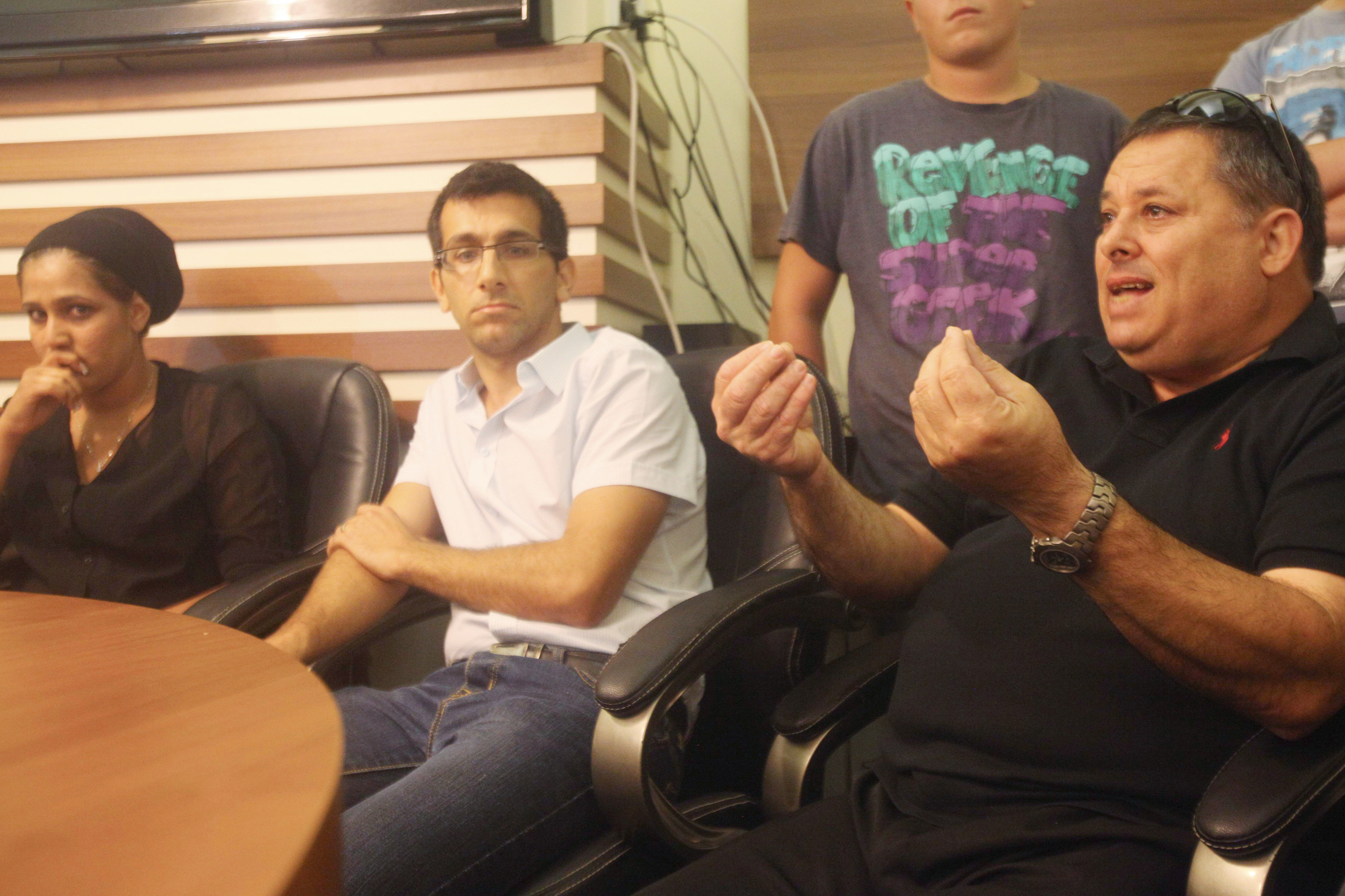 Zvi Pooper (R), brother of Ami Pooper who was convicted of murdering seven arabs in 1990