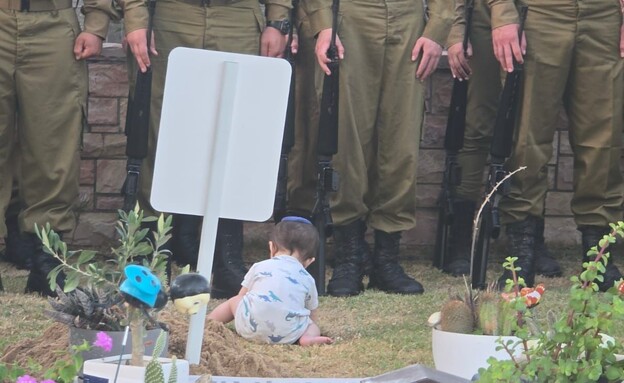 Baby’s Heartbreaking Crawl by Father’s Grave Moves Thousands