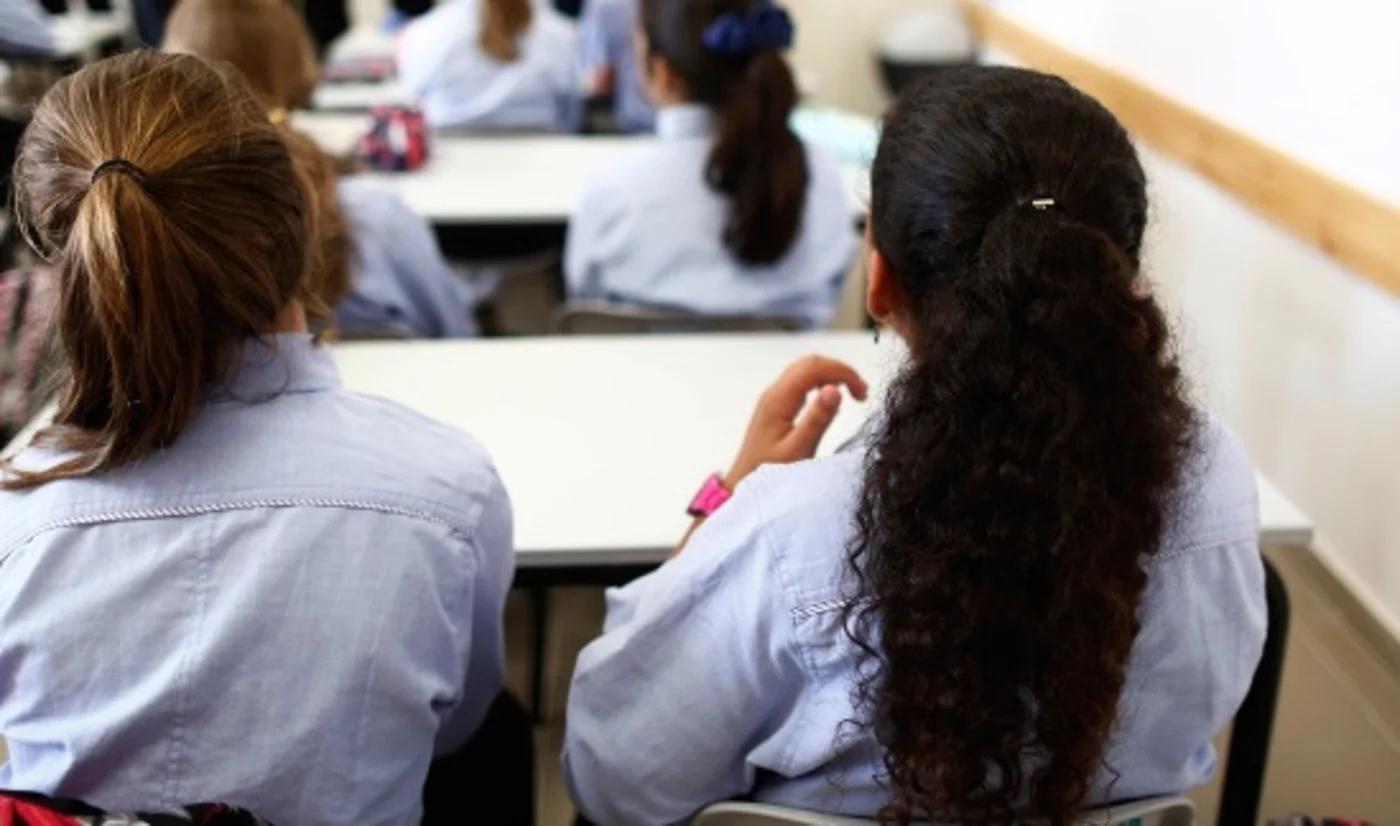 Bais Yaakov girls at school