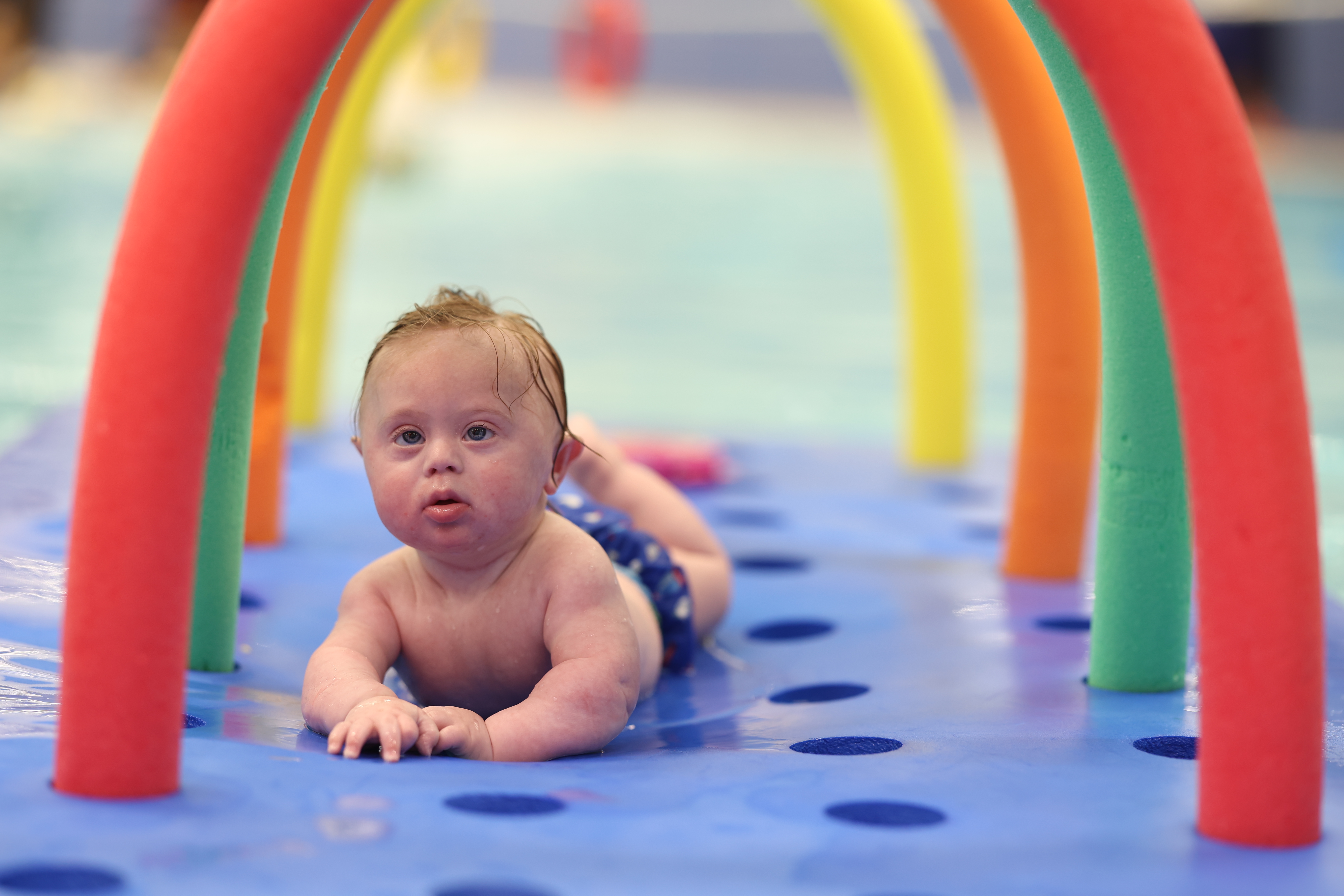 A baby doing hidroteraphy